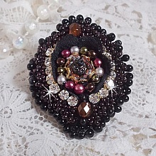 Bague Midnight Daisy brod&eacute;e avec des perles nacr&eacute;es noires, des chatons Cristal et des rocailles Miyuki